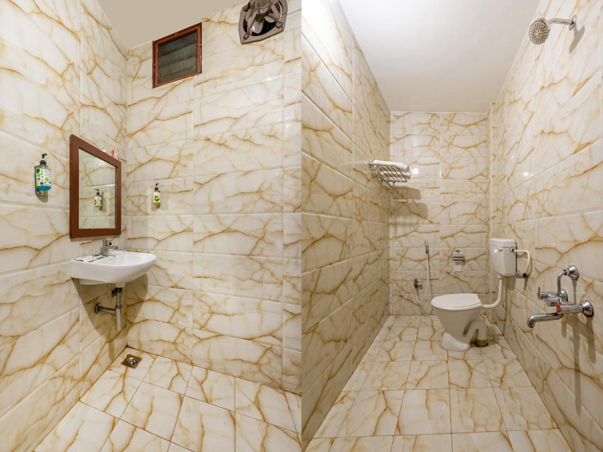 Treebo Grace Inn, 3 Min Walk From Promenade Beach Pondicherry Bagian luar foto
